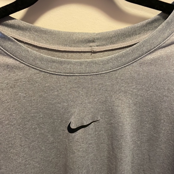 Nike active wear top - Picture 2 of 3